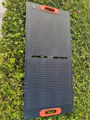 Carregador solar duplo com superfície de ETFE à prova d'água e eficiência de painéis solares de até 23,5%
